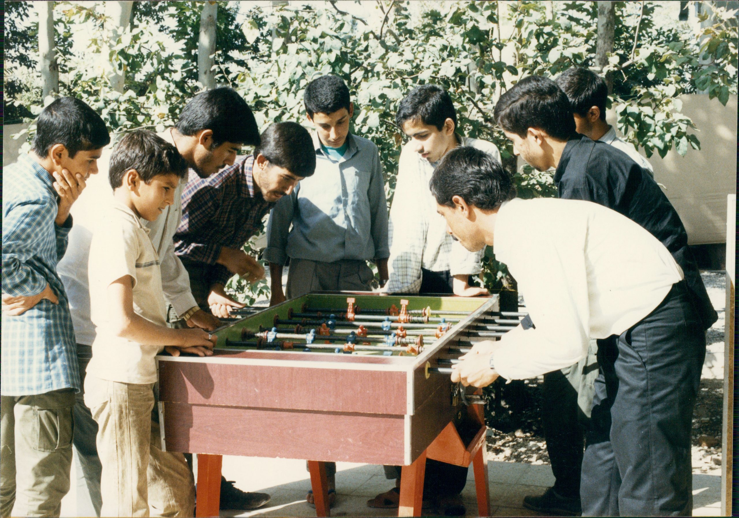 تصویری از بازی دانش آموزان در حاشیه اردو در دهه70