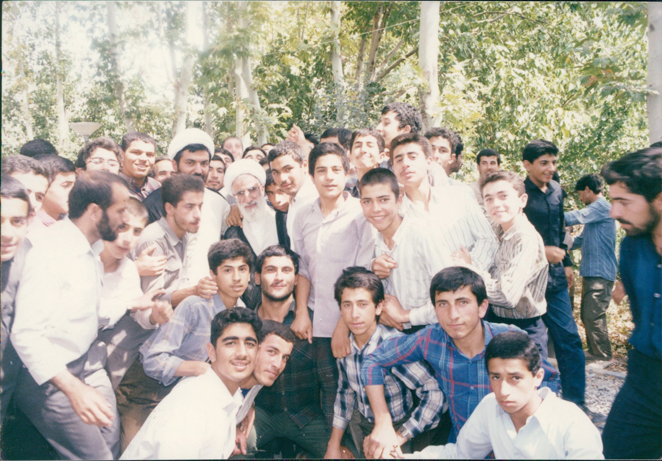 حلقه دانش آموزان اطراف نماینده مقام معظم رهبری در اتحادیه